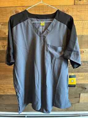 WonderWink Men's Short-Sleeve V-Neck Scrub Top in Charcoal with Black Accents